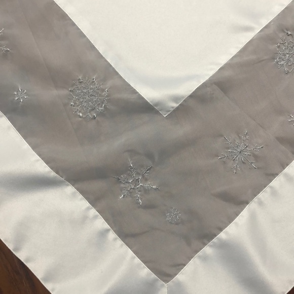 Snowflake Table Cloth - Picture 6 of 6